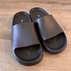 Women’s foam slides size 10